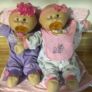 Adorable Vintage Cabbage Patch Dolls Preemies Twins Brown Eyes Pacifiers Guc