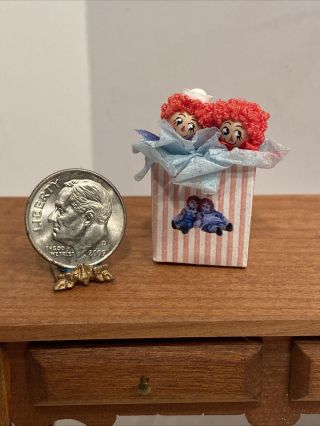 Vintage Artisan Raggedy Ann & Andy In A Gift Bag Dollhouse Miniature 1:12