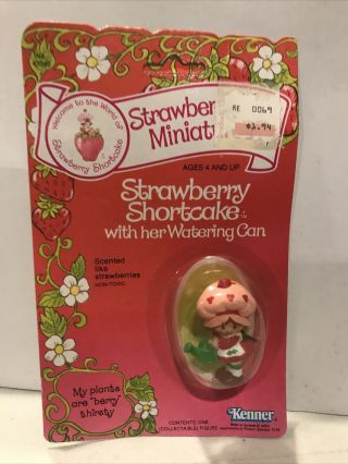 Strawberry Shortcake Strawberryland Miniatures - Ss W/ Her Watering Can,  On Card