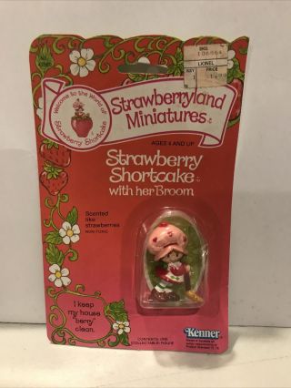 Strawberry Shortcake Strawberryland Miniatures - Ss With Her Broom,  On Card