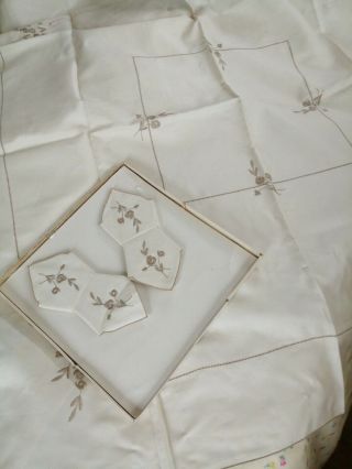 Vintage Leacock Pure Irish Linen Tablecloth & 4 Napkins.
