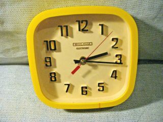 Rare Vtg 1970s Bulova Electronic Clock /Yellow/ Made in Canada / SWEEP MOVEMENT 2