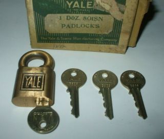 Vintage Wwii Era U.  S.  Navy Usn Yale Brass Padlock With 4 Key 