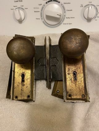 Antique Brass Matching Pair 2 Entry Door Knob & Lock Set Back Plate No Key