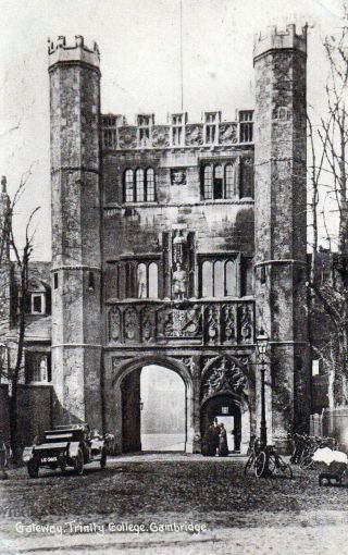 Antique Postcard - Gateway,  Trinity College,  Cambridge - 1920