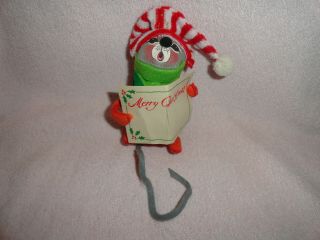 Vintage 1986 Annalee Mobilitee 6 " Christmas Mouse Caroler With Red Striped Hat