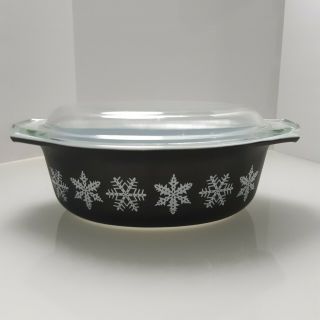 Rare Vintage Matte Black Pyrex Oval 1.  5 Quart Casserole Dish Snowflake Pattern