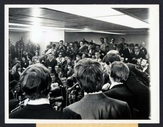 Beatles Press Photo - 135 - Rare Back Of Heads - Ny Press Conference - 1964 - Bnza