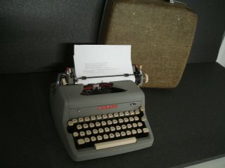 1957 Royal Quiet De Luxe Typewriter With Hard Case Rare French Marge Remove Wow