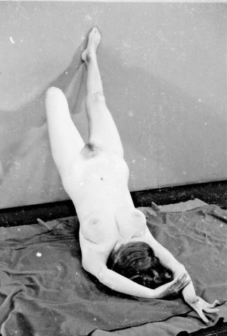 Vtg 1950s 35mm Negative Brunette Pinup Nude Posing Floor Legs On Wall 263 - 14