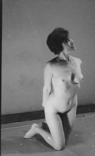 Vtg 1950s 35mm Negative Brunette Model Pinup Nude Posing On Knees Floor 927 - 28