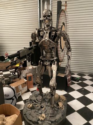 Sideshow Collectibles T - 800 Life - Size Terminator Endoskeleton.  Battle Damage Ver