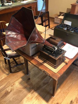 Edison Fireside Phonograph Model A 1909 Withhorn,  Lid And Around 85cylinders