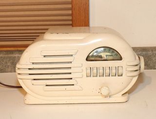 Belmont Art Deco Bakelite Radio - Model 6d111