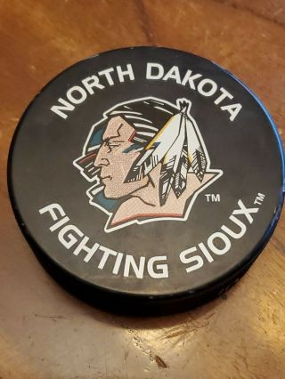 Vintage University Of North Dakota Und Fighting Sioux Hockey Puck