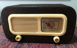(1) 1948 Philco Model 48 - 206 Am " Naugahyde " Radio