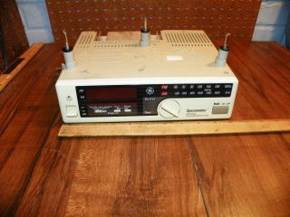Vintage General Electric Ge Spacemaker Radio Model No.  7 - 4230a W Clock & Light