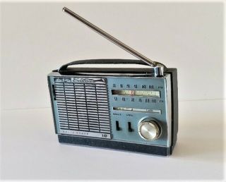 Vintage Sears Silvertone Solid State Transistor Radio