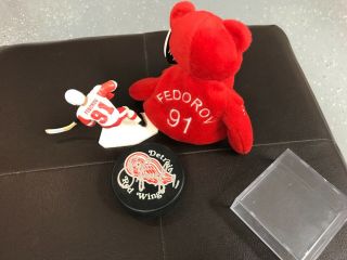 Sergei Fedorov Autographed Red Wings Puck,  Starting Line Up,  Bammer 
