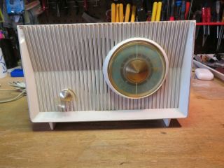 Vintage Rca Victor Am Radio Model Px - 1 White In Good Order
