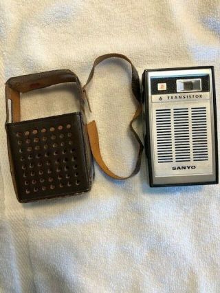 Vintage Sanyo AM Transistor Radio Model TH - 620.  6 transistor het.  Japan 2