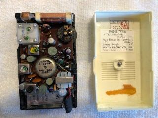 Vintage Sanyo AM Transistor Radio Model TH - 620.  6 transistor het.  Japan 3