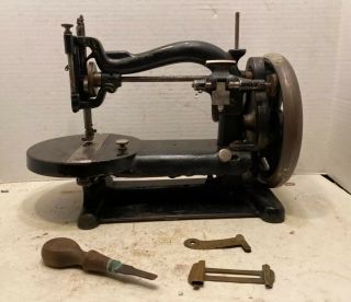Early Patd 1872 Chas.  Raymond Cast Iron Sewing Machine