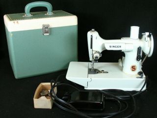 Vintage Singer Featherweight White 221k Sewing Machine With Case
