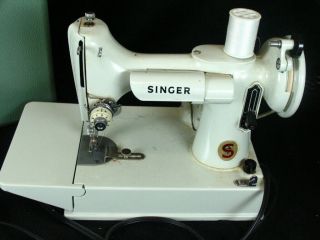 Vintage Singer Featherweight White 221K Sewing Machine with Case 2
