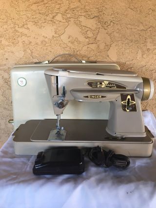 Vintage Singer Model 503a Sewing Machine With Case.