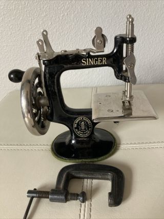Vintage Singer Model 20 Toy Child Sewing Machine With Clamp