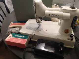 Singer Featherweight White 221K Sewing Machine With Case 2