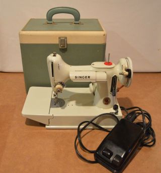Singer Featherweight White 221k Sewing Machine With Case Great Britain 1964