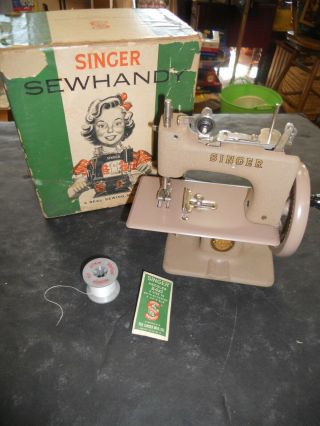 Singer Sewhandy Model 20 Childs Sewing Machine W/ Box & Accessories (t)