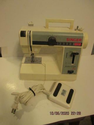 U187) Singer Featherweight Plus Sewing Machine Model 324 (needs Needle)