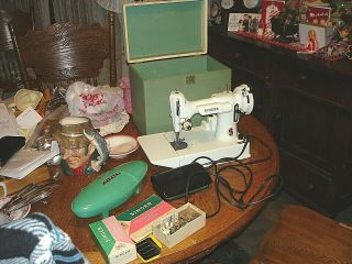 1968 White Singer Featherweight Sewing Machine 221k W/ Case Ew068xxx