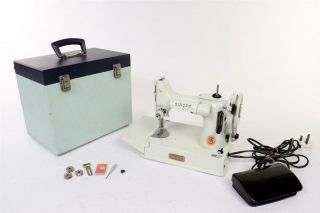 Vintage " Singer Featherweight " 221k Sewing Machine " White Model "