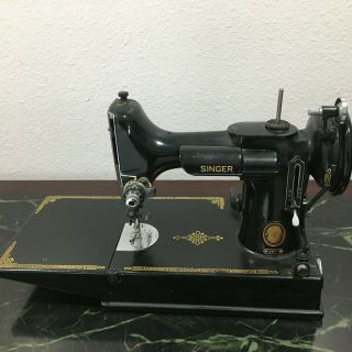 Singer Featherweight Model 221 - 1 Sewing Machine 3