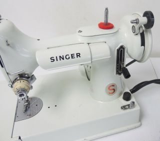 Vintage 1960 ' s White Singer 221K Featherweight Sewing Machine w/ Case 2