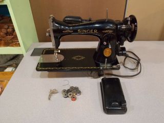 Vintage 1948 Singer Model 17 Sewing Machine W/attachments Ah768343