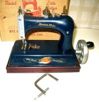 Vintage 1940s Artcraft Junior Miss” Toy Sewing Machine W/ Box Black Handcrank