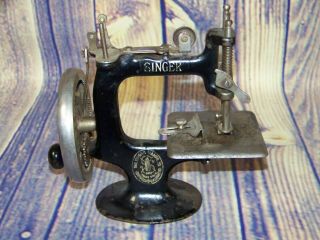 Vintage Singer Sew Handy Hand Crank Model 20 Miniature Child 