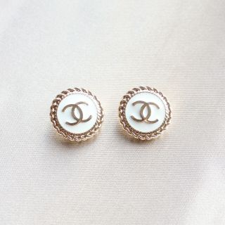 Set Of 2 Chanel Buttons 22mm,  White,  Gold,  Enamel,  Stamped