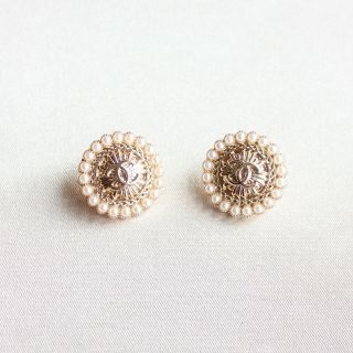 Set Of 2 Chanel Buttons 20mm,  Gold,  White Pearls,  Stamped