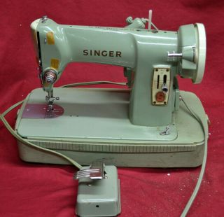 Vintage Singer Sewing Machine W/ Case Green Rfj8 - 8 But Needs Belt