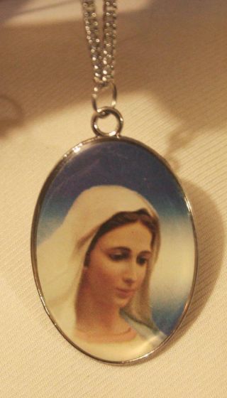 Lovely Large Shiny Rim Serene Reflective Our Lady Mary Picture Medal Necklace