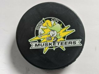 Sioux City Musketeers Ushl Puck - Die Cut Logo - Ushl Oval Back - In Glas Co