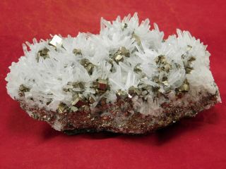 A Big Quartz Crystal Cluster with Pyrite Crystal CUBES Peru 473gr 3
