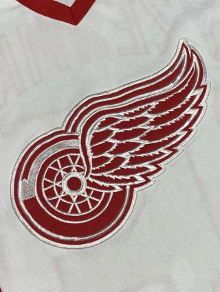 Vintage 1990s Starter NHL Detroit Red Wings Steve Yzerman Hockey Jersey Size XL 2