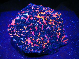 Fluorescent Sphalerite With Barite In Calcite & Franklinite,  Ogdensburg,  Nj